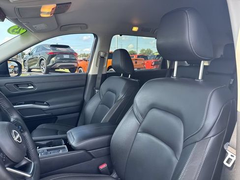 Used 2025 Nissan Pathfinder SL FWD image 12