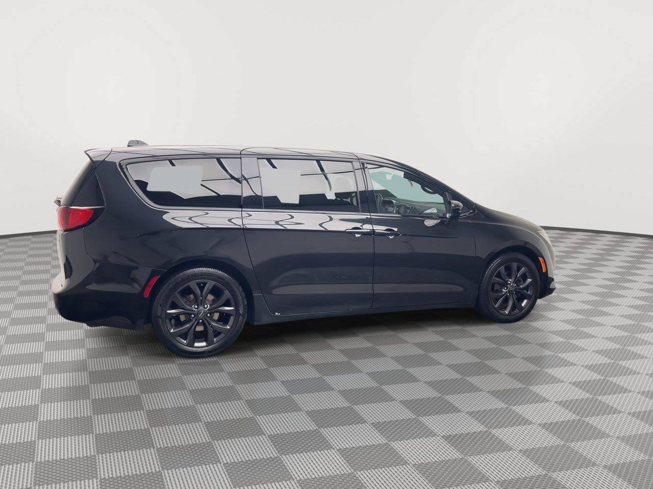 Used 2018 Chrysler Pacifica Touring Plus w/ S Appearance Package FWD image 40