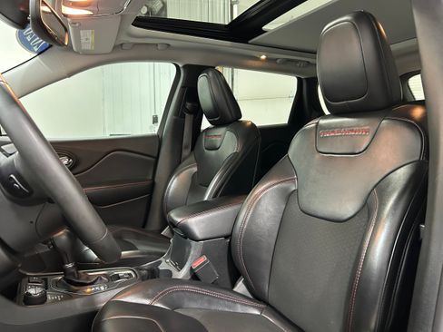 Used 2020 Jeep Cherokee Trailhawk w/ Comfort/Convenience Group AWD/4WD image 28