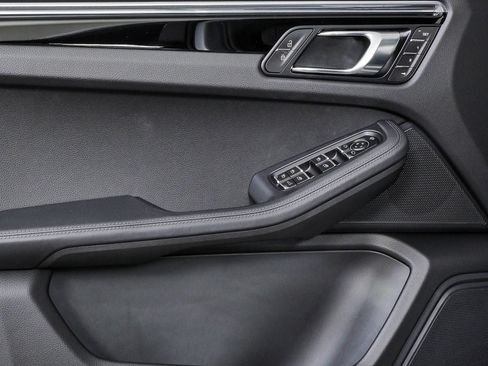 Certified 2026 Porsche Macan AWD/4WD image 6