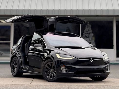 Used 2018 Tesla Model X 75D image 2