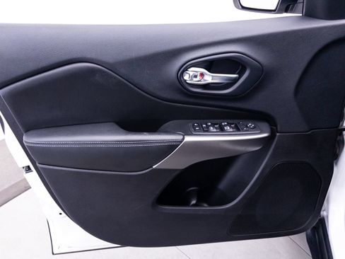 Used 2019 Jeep Cherokee Latitude Plus FWD image 15