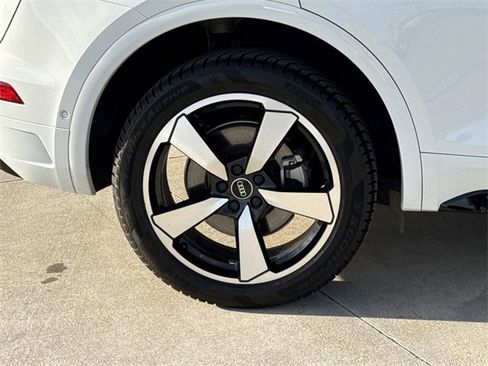 Used 2023 Audi Q5 2.0T Prestige w/ Prestige Package image 9