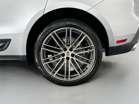 Certified 2026 Porsche Macan AWD/4WD image 12