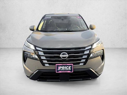 Used 2024 Nissan Rogue SV image 2