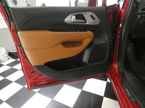 Used 2024 Chrysler Pacifica Pinnacle FWD image 28