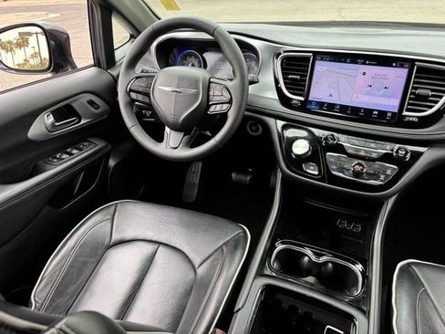 Used 2025 Chrysler Pacifica Limited FWD image 14
