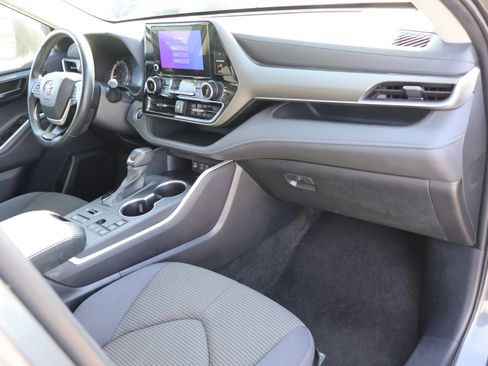 Used 2024 Toyota Highlander LE image 11