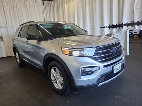 Used 2023 Ford Explorer XLT w/ Equipment Group 202A RWD image 2