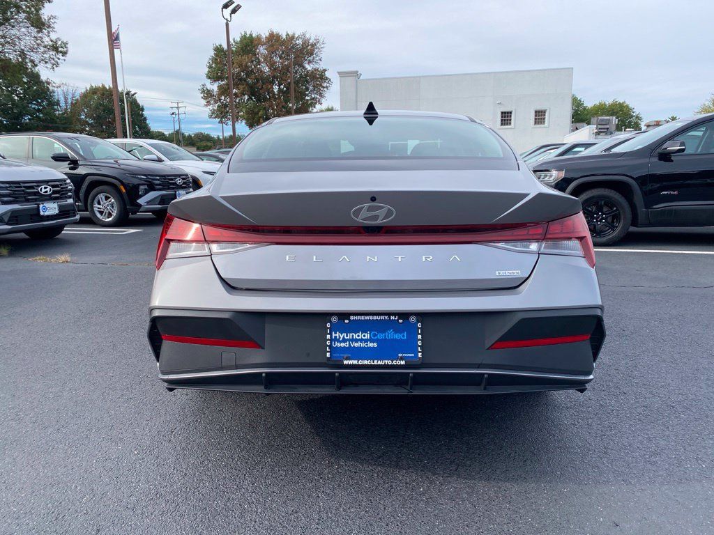 Certified 2025 Hyundai Elantra Hybrid FWD image 5