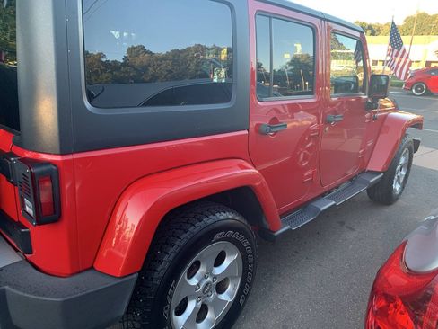 Used 2013 Jeep Wrangler Unlimited Sahara w/ Connectivity Group AWD/4WD image 13
