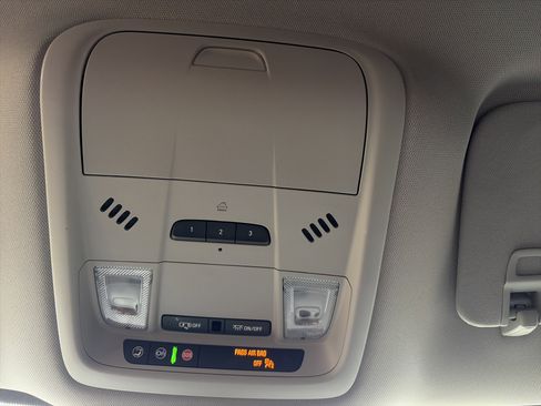 Used 2021 Buick Enclave Essence image 19