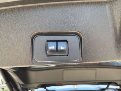 Used 2025 Nissan Rogue SV FWD image 23