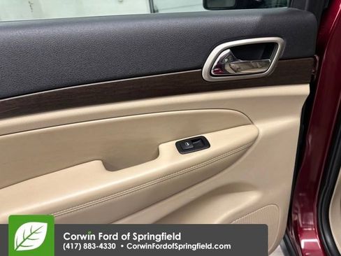 Used 2017 Jeep Grand Cherokee Laredo image 27