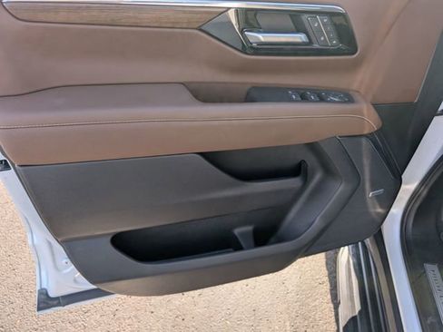 Used 2025 Chevrolet Suburban High Country image 14