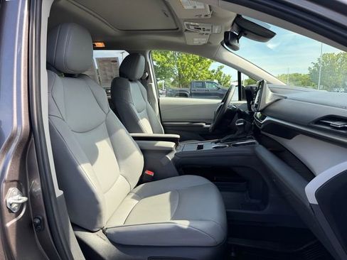 Used 2023 Toyota Sienna XLE FWD image 20