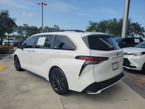 Used 2022 Toyota Sienna XSE FWD image 5
