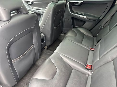 Used 2016 Volvo XC60 T5 Premier w/ Proximity Package image 11