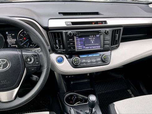 Used 2018 Toyota RAV4 LE image 7