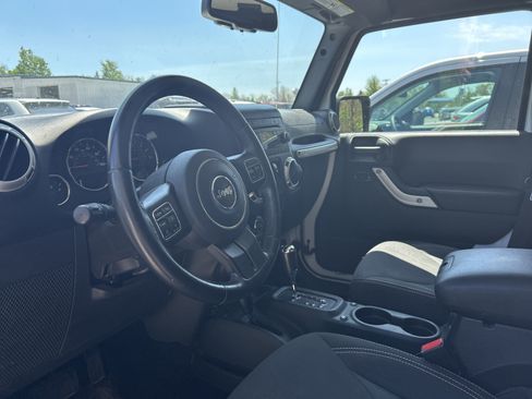 Used 2017 Jeep Wrangler Unlimited Sahara w/ Connectivity Group AWD/4WD image 13