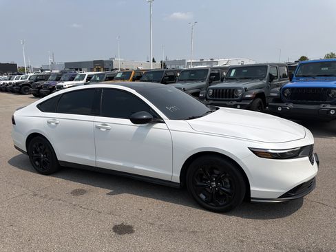 Used 2025 Honda Accord SE image 11