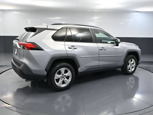 Used 2019 Toyota RAV4 LE w/ Carpet Mat Package AWD/4WD image 6