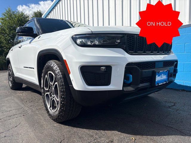 Used 2023 Jeep Grand Cherokee Trailhawk w/ Advanced Protech Group II AWD/4WD image 2