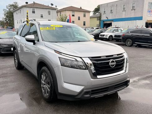 Used 2024 Nissan Pathfinder SV FWD image 2