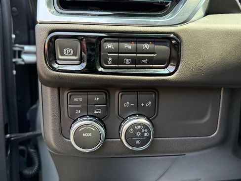 Used 2025 GMC Yukon Denali w/ Sun & Power Step Package AWD/4WD image 19