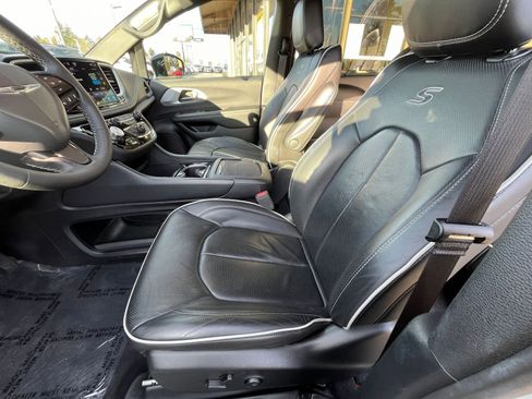 Used 2025 Chrysler Pacifica Limited image 30