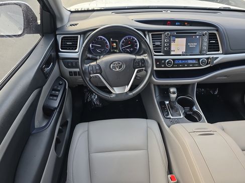 Used 2019 Toyota Highlander AWD V6 image 16