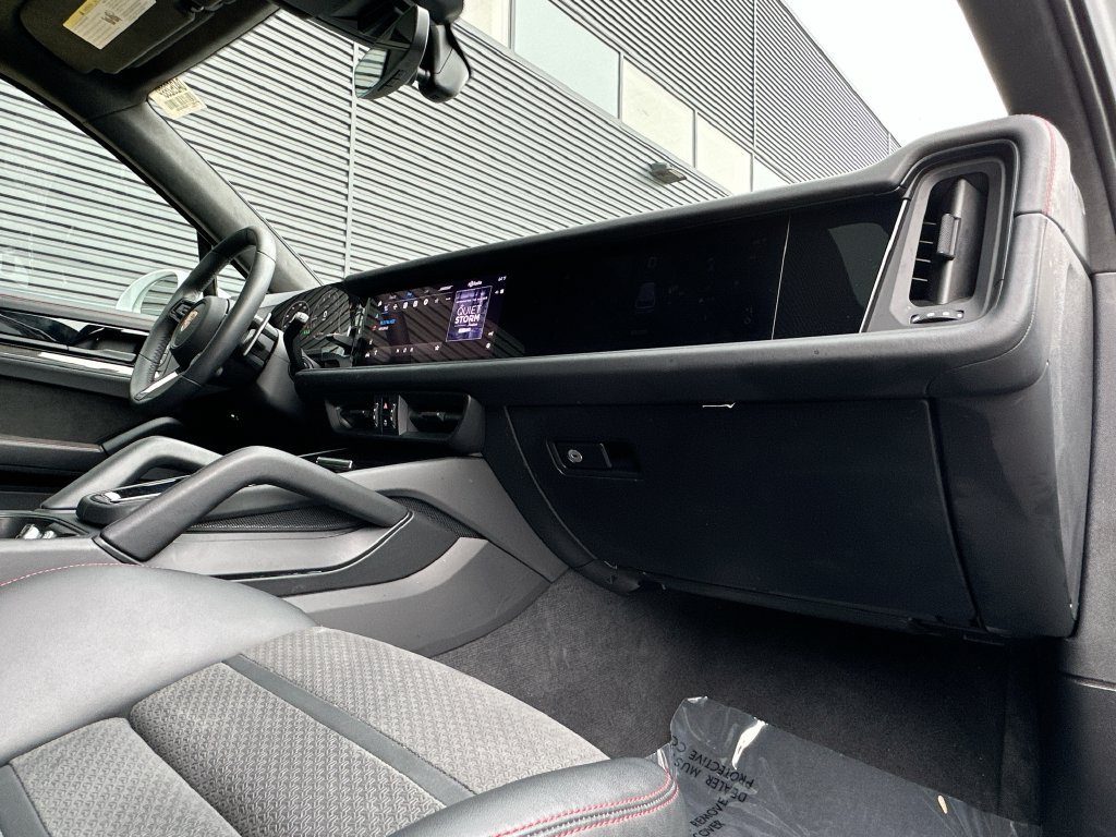 Certified 2025 Porsche Cayenne GTS AWD/4WD image 32