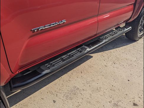 Used 2018 Toyota Tacoma SR5 AWD/4WD image 13
