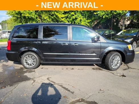 Used 2013 Chrysler Town & Country Touring-L w/ Driver Convenience Group FWD image 2