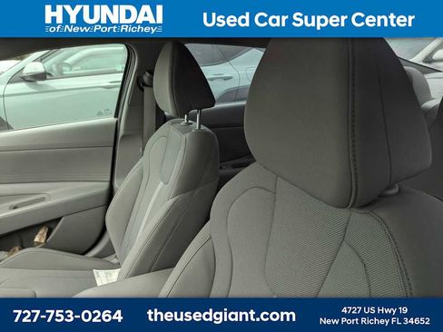 Certified 2025 Hyundai Elantra SE w/ Cargo Package FWD image 3