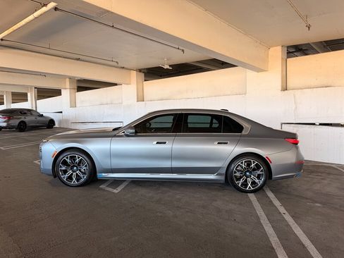 Used 2023 BMW i7 xDrive60 AWD/4WD image 2