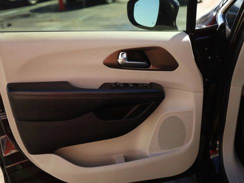 Used 2019 Chrysler Pacifica Touring-L FWD image 9