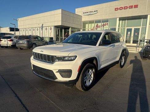 Certified 2024 Jeep Grand Cherokee Laredo w/ Luxury Tech Group I image 3