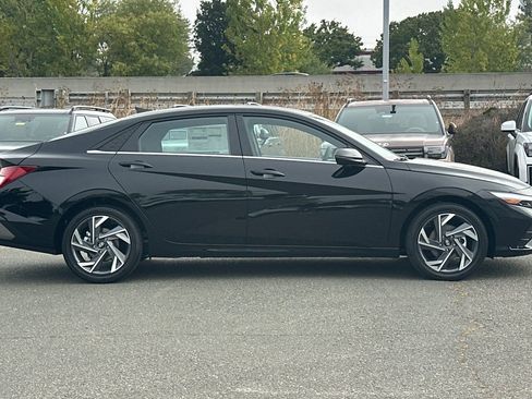 New 2025 Hyundai Elantra Limited image 3