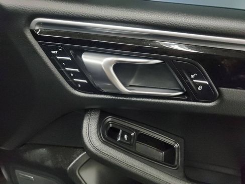 Used 2018 Porsche Macan AWD/4WD image 17