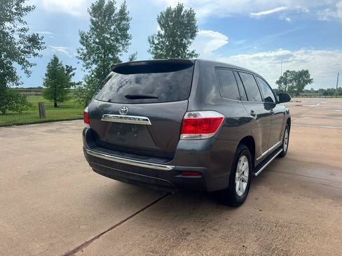 Used 2012 Toyota Highlander FWD w/ Tow Pkg image 12