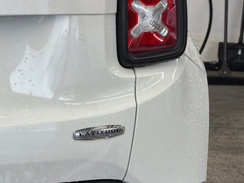 Used 2017 Jeep Renegade Latitude image 25