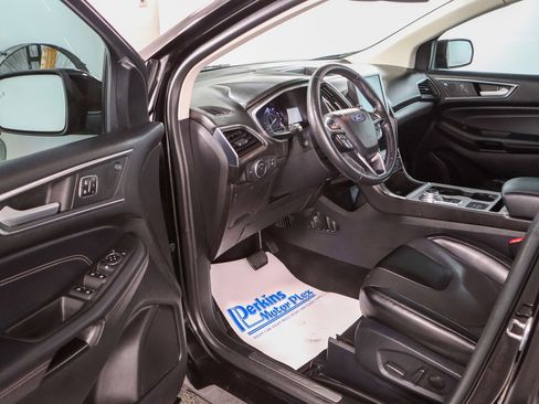 Used 2021 Ford Edge Titanium image 3