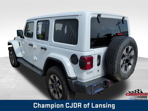 Used 2018 Jeep Wrangler Unlimited Sahara AWD/4WD image 4