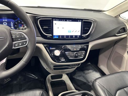 Used 2022 Chrysler Pacifica Touring-L FWD image 21