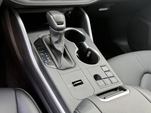 Used 2025 Toyota Highlander XLE FWD image 17