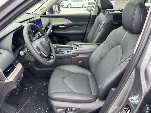 New 2026 Toyota Grand Highlander AWD image 2