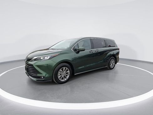 Used 2025 Toyota Sienna XLE image 5