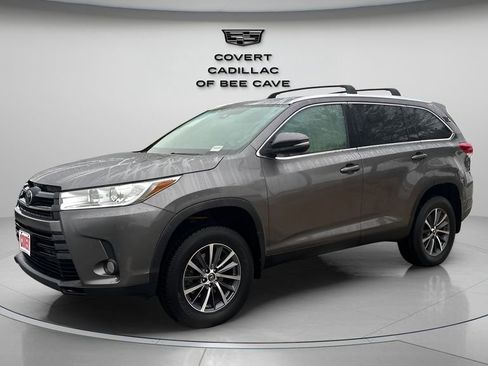 Used 2019 Toyota Highlander XLE image 3