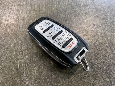 Used 2022 Chrysler Pacifica Touring-L image 11